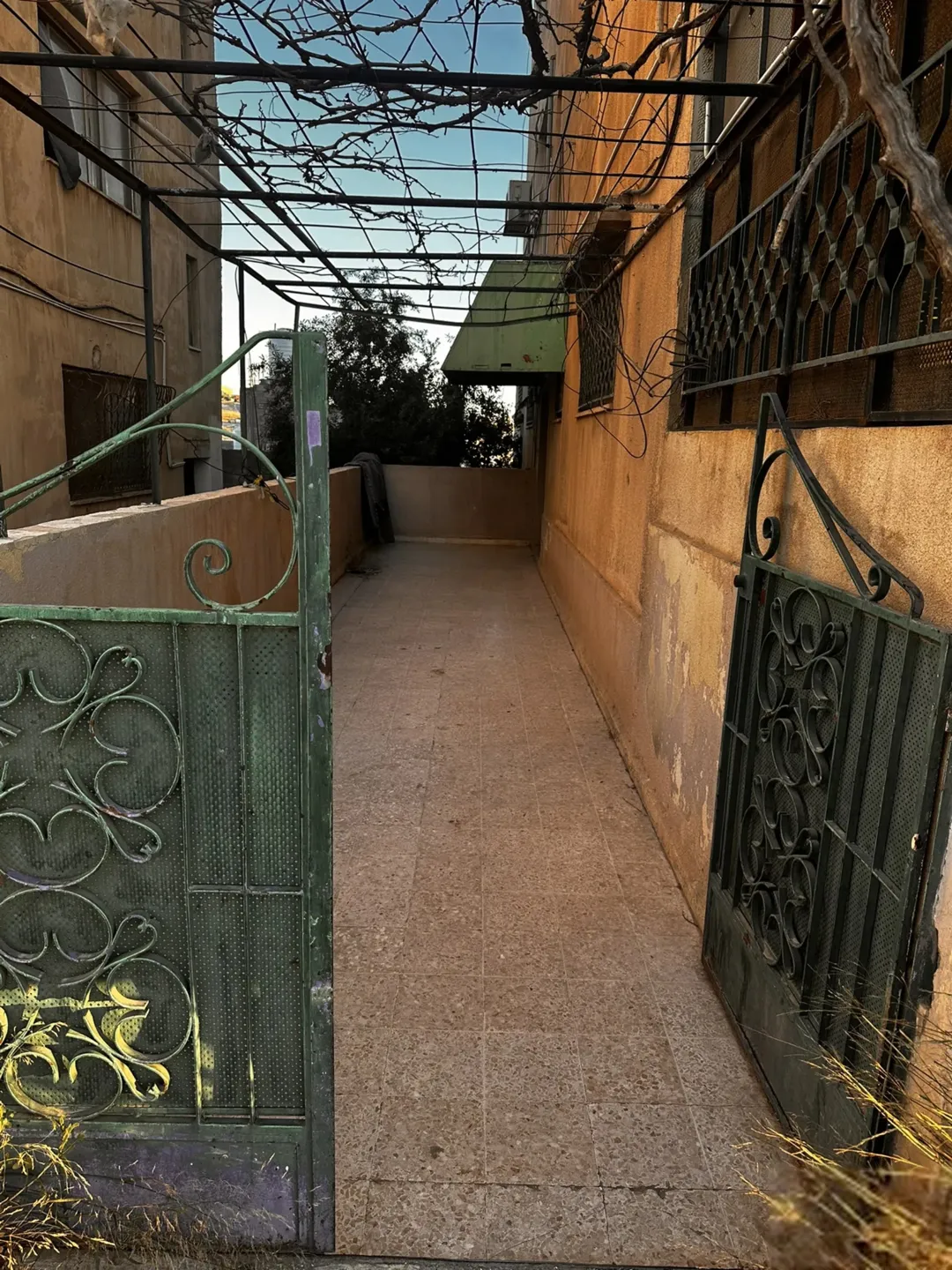 شقة سكنية طابق ارضي للبيع