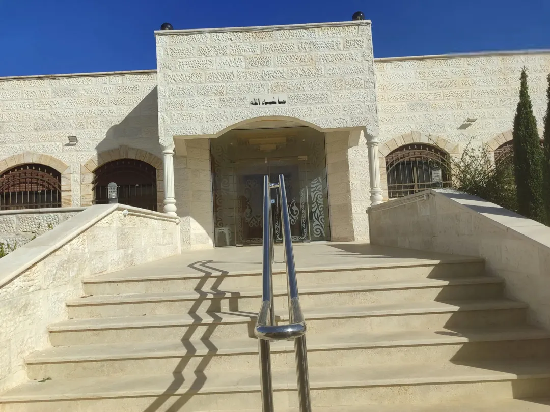 بيت للبيع مكونة من طابقين الاول مساحة 100متر مكون من حمام ومطبخ ومستودع وبيت درج وصالة مفتوحة