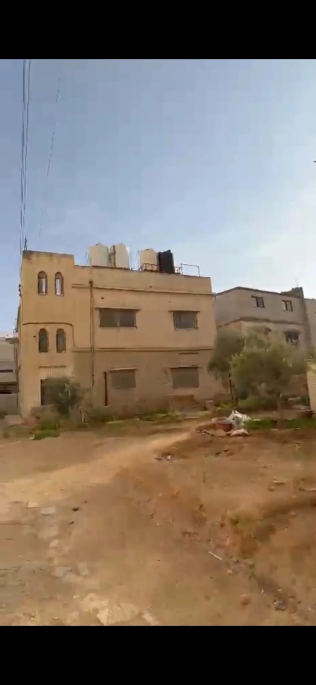 عمارة تجارية مميزة مع شقق ومخازن مساحة أرض استثمارية