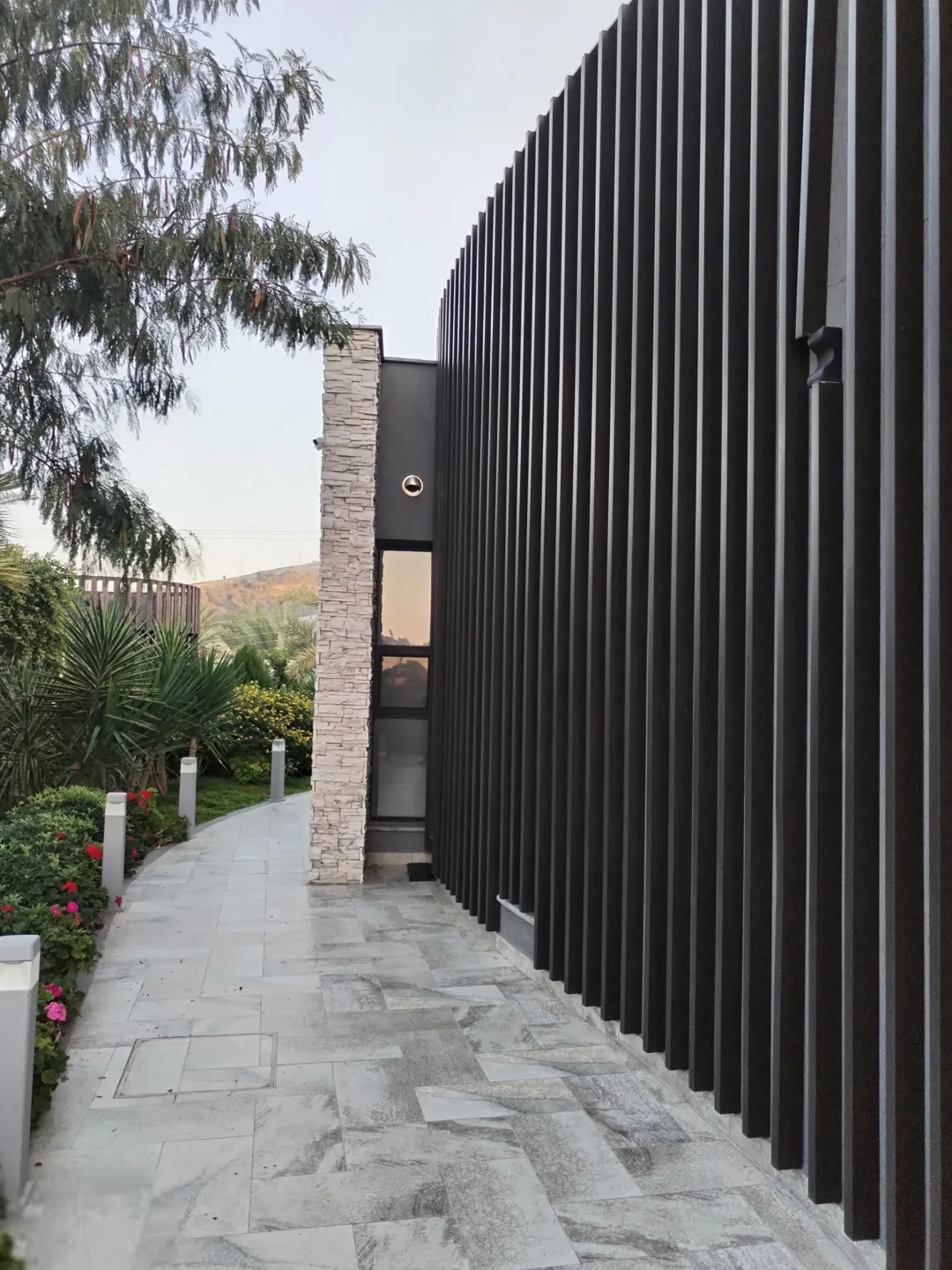 مزرعة فريدة في تل الرمان شمال عمان تصميم عصري وبلاطات مميزة