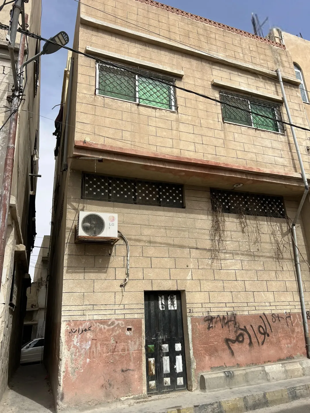 مستودع طابقين + شقتين للسكن+ برج اتصالات على السطع مؤجر مخيم الزرقاء قرب مدارس وكالة الغوث
