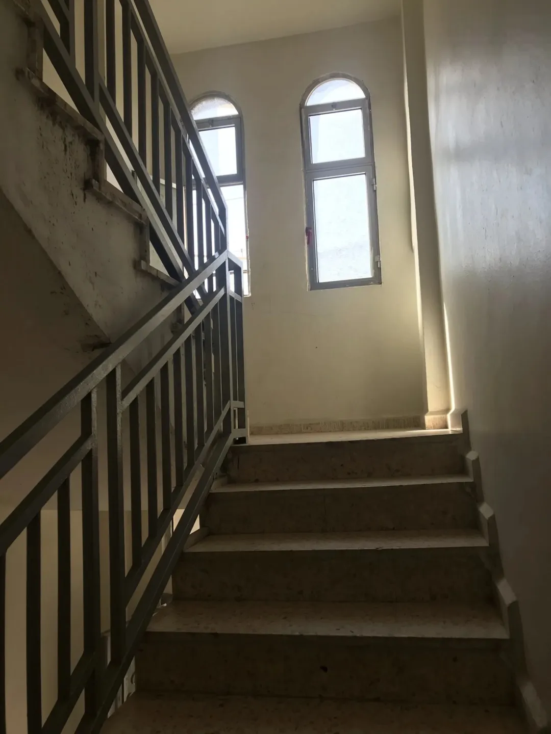 مستودع طابقين + شقتين للسكن+ برج اتصالات على السطع مؤجر مخيم الزرقاء قرب مدارس وكالة الغوث