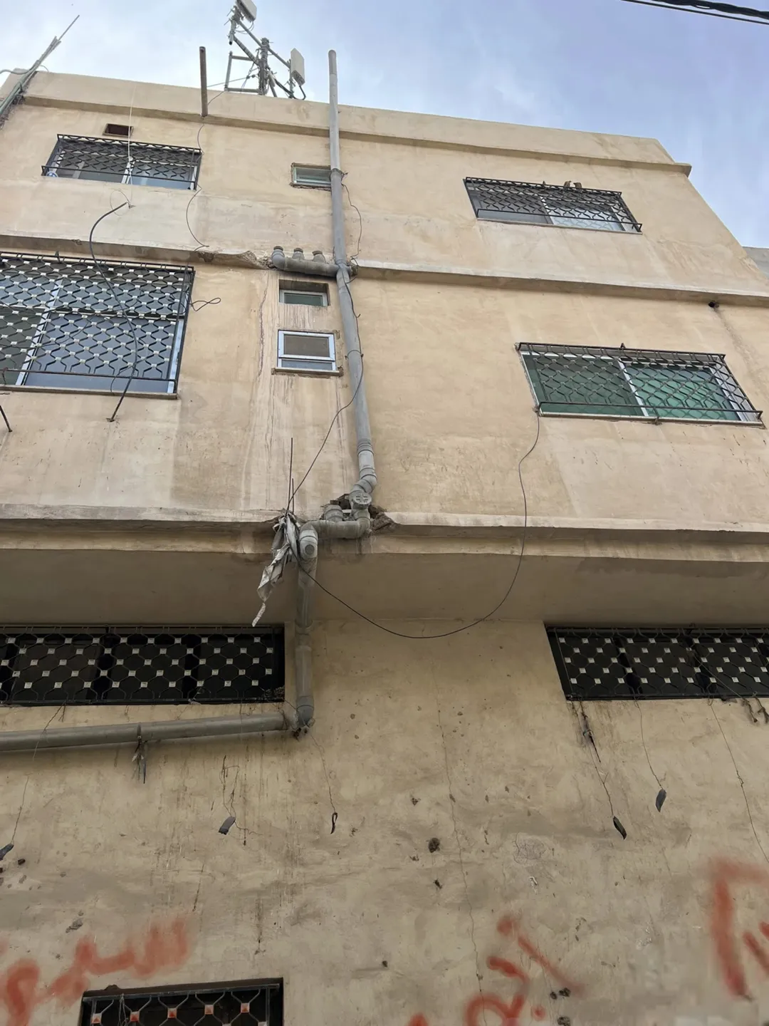 مستودع طابقين + شقتين للسكن+ برج اتصالات على السطع مؤجر مخيم الزرقاء قرب مدارس وكالة الغوث