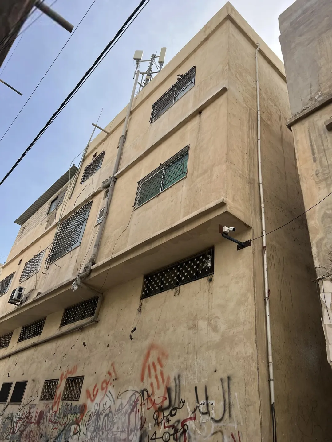 مستودع طابقين + شقتين للسكن+ برج اتصالات على السطع مؤجر مخيم الزرقاء قرب مدارس وكالة الغوث