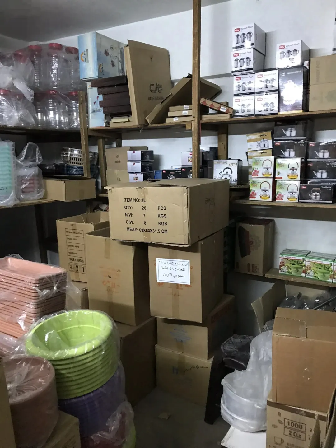 مستودع طابقين + شقتين للسكن+ برج اتصالات على السطع مؤجر مخيم الزرقاء قرب مدارس وكالة الغوث