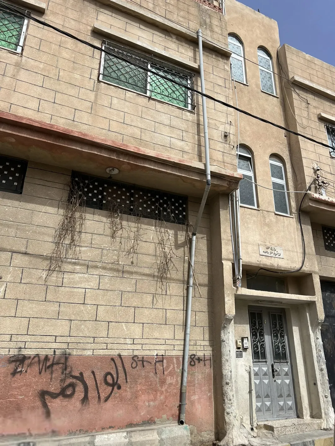 مستودع طابقين + شقتين للسكن+ برج اتصالات على السطع مؤجر مخيم الزرقاء قرب مدارس وكالة الغوث