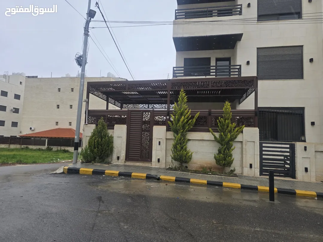 شقة أرضية فاخرة مع ترس للبيع في البنيات الجنوبي شارع المطار