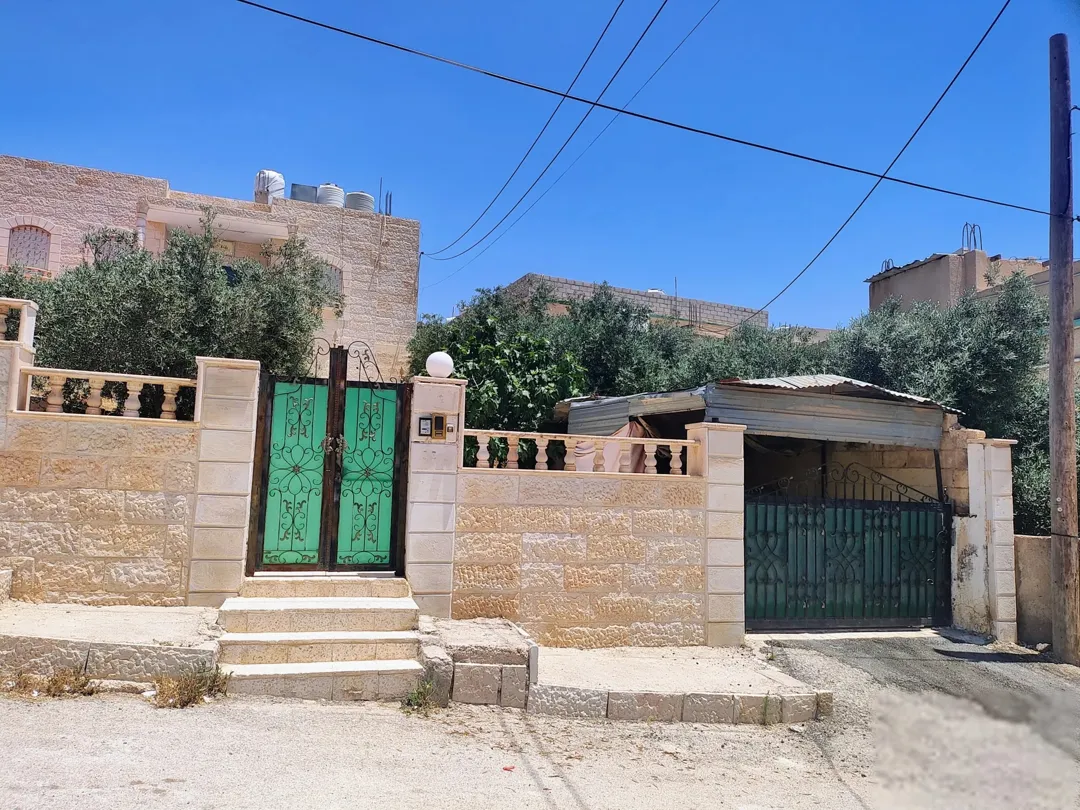 منزل واسع للبيع في الزرقاء – الزواهرة بالقرب من الشارع الرئيسي