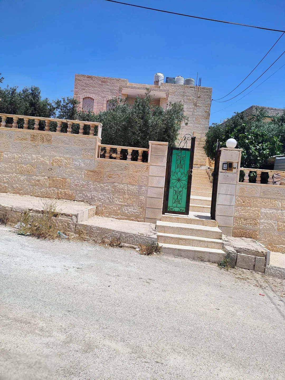 منزل واسع للبيع في الزرقاء – الزواهرة بالقرب من الشارع الرئيسي