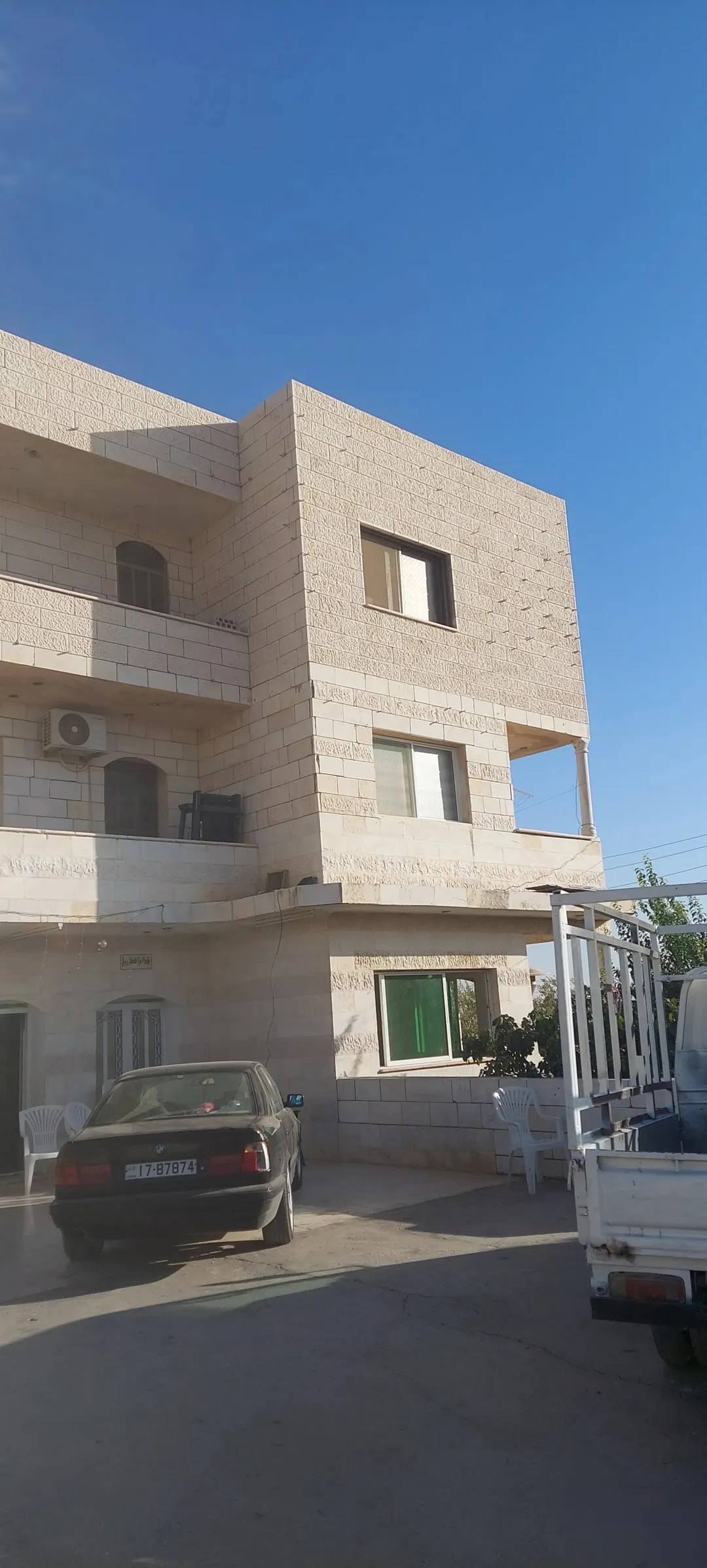 بيت 3 طوابق مع مزرعة للبيع في مادبا