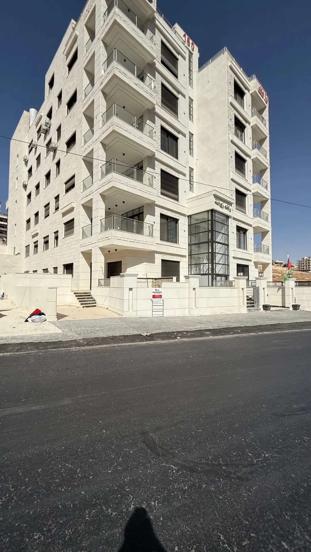 شقة أرضية فاخرة للبيع في عمان طريق المطار