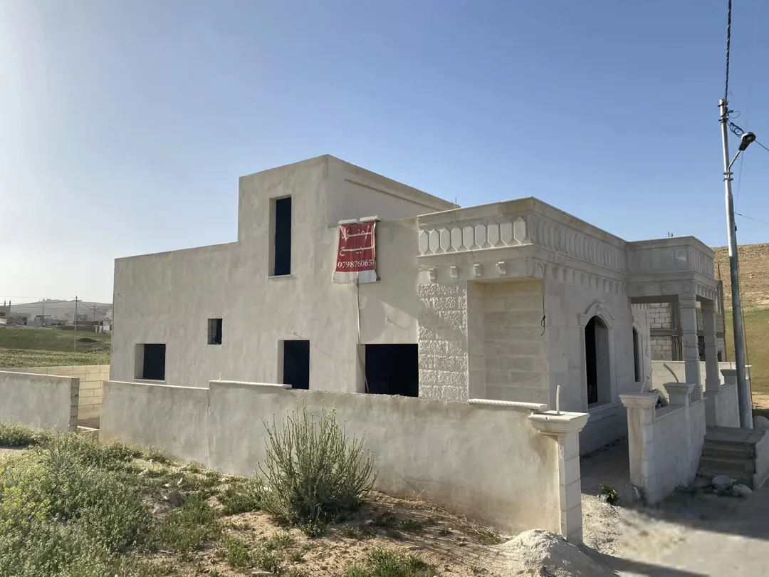 منزل بنظام العظم للبيع بواجهة حجرية في الزرقاء – جريبا