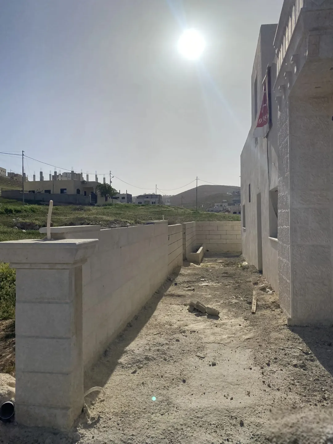منزل بنظام العظم للبيع بواجهة حجرية في الزرقاء – جريبا