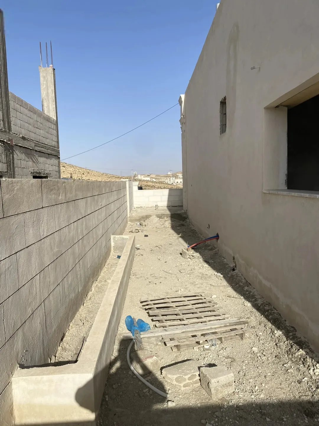منزل بنظام العظم للبيع بواجهة حجرية في الزرقاء – جريبا