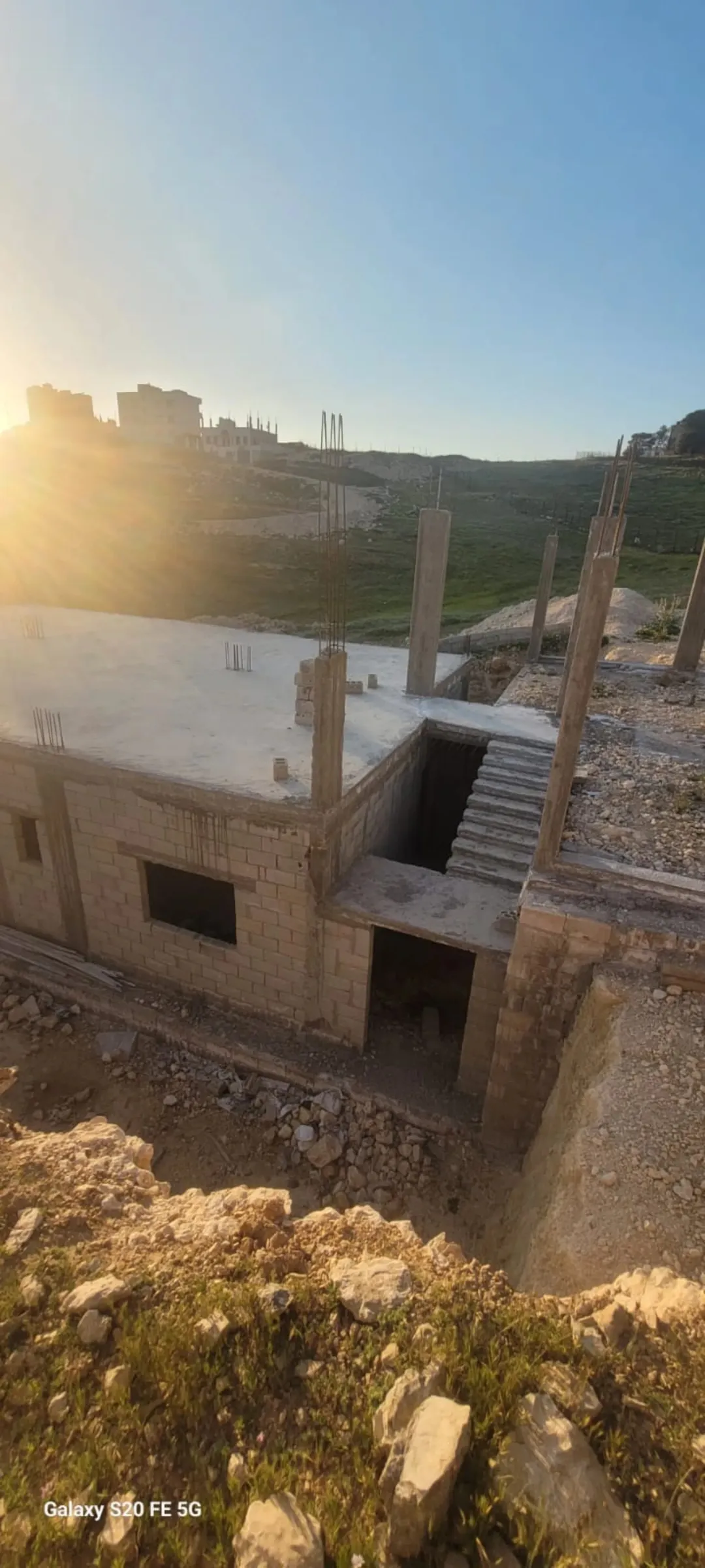 أرض سكنية مبنية عظم في ماركا الجنوبية – المرقب