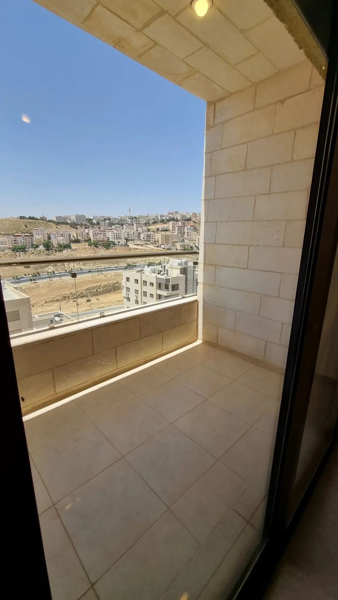 شقة حديثة للبيع بمساحة 165 م2 ترسات120م طابق شبه أرضي مطلة مرتفعة مع حدائق وتراسات مباشرة