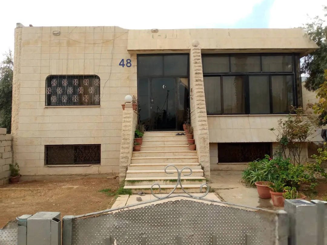 منزل طابقين واسع للبيع في وسط مادبا