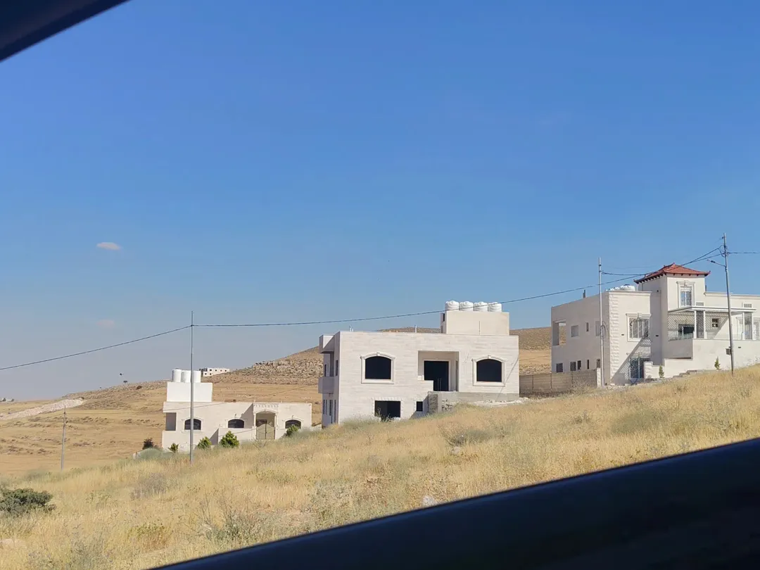 أرض سكنية مميزة للبيع في إسكان المهندسين – بيرين، الزرقاء