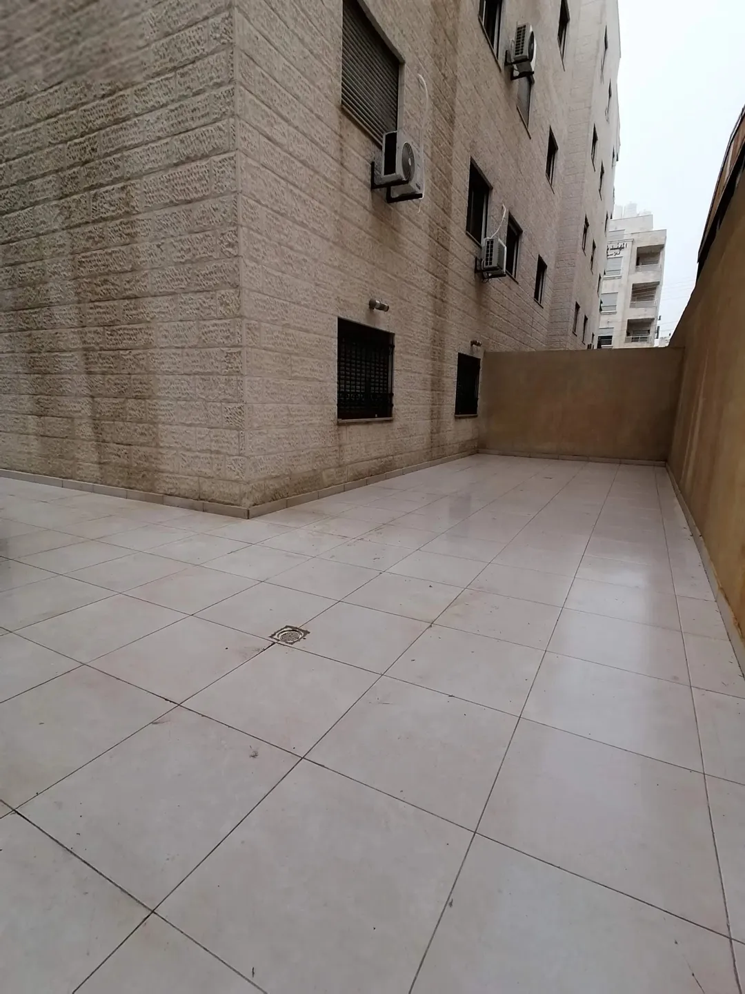 شقة جديدة للبيع في البيادر – حي الرونق مع ترس واسع
