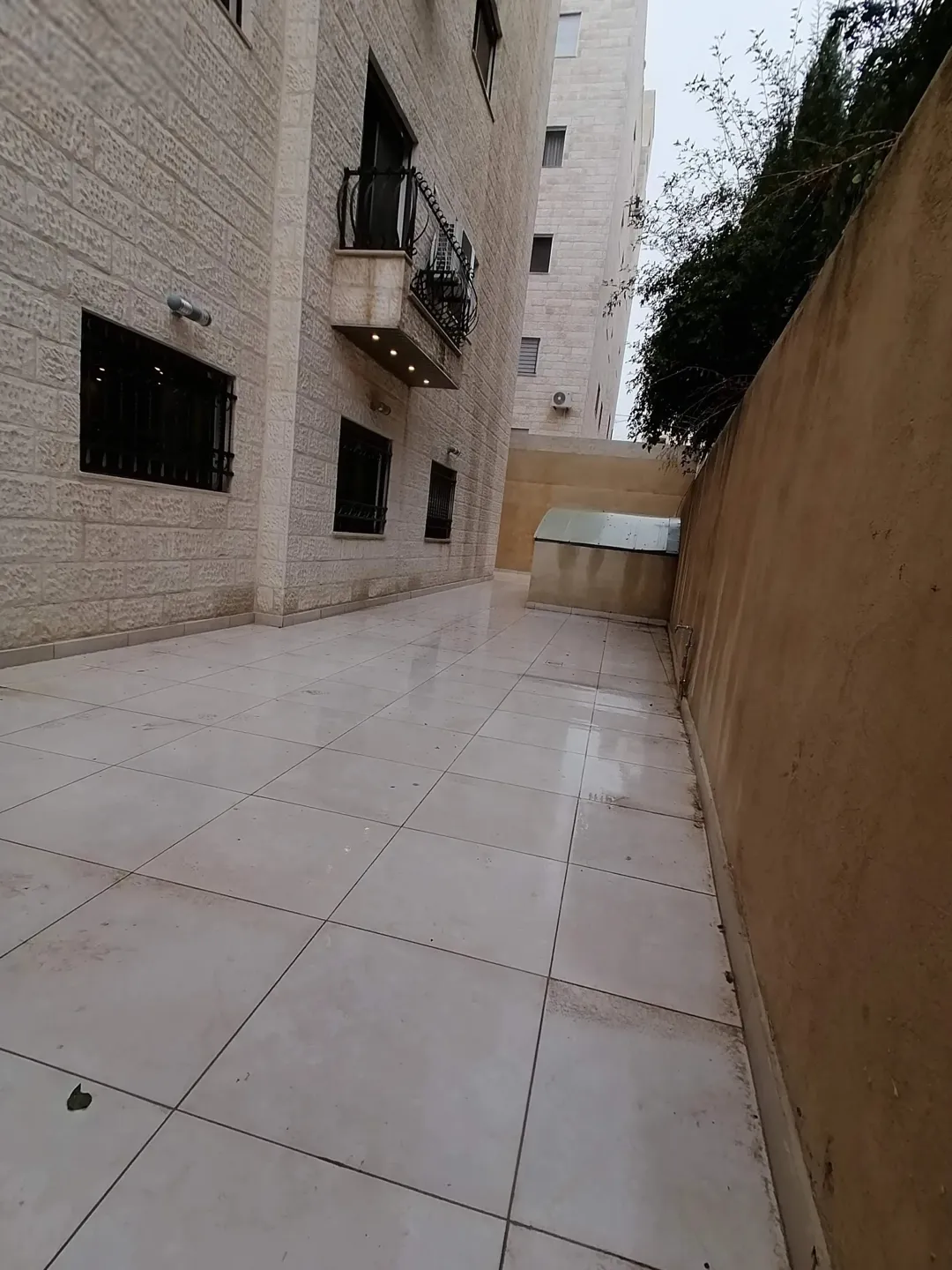 شقة جديدة للبيع في البيادر – حي الرونق مع ترس واسع