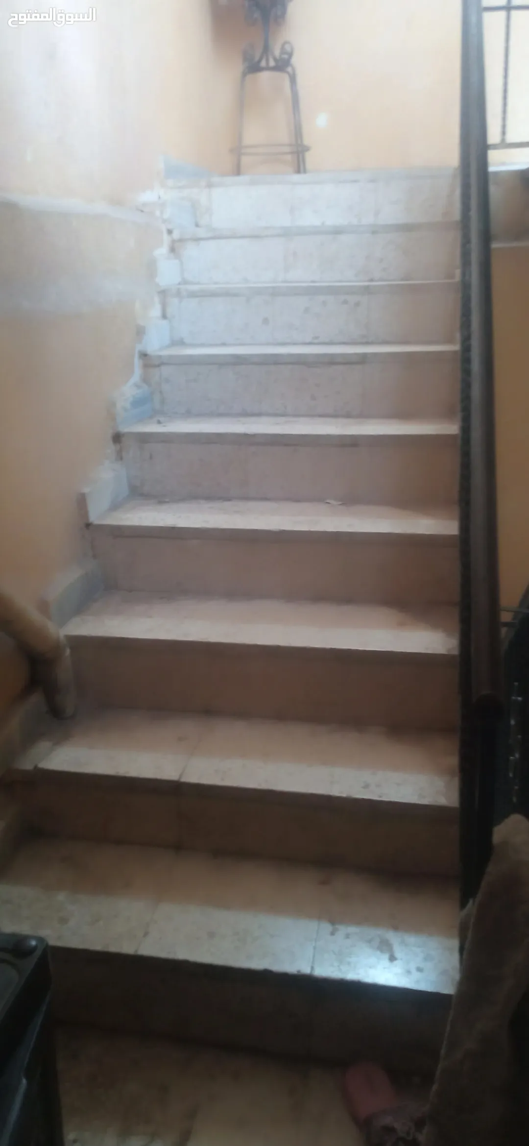 عمارة مكونة من طابقين ، ثلاث شقق