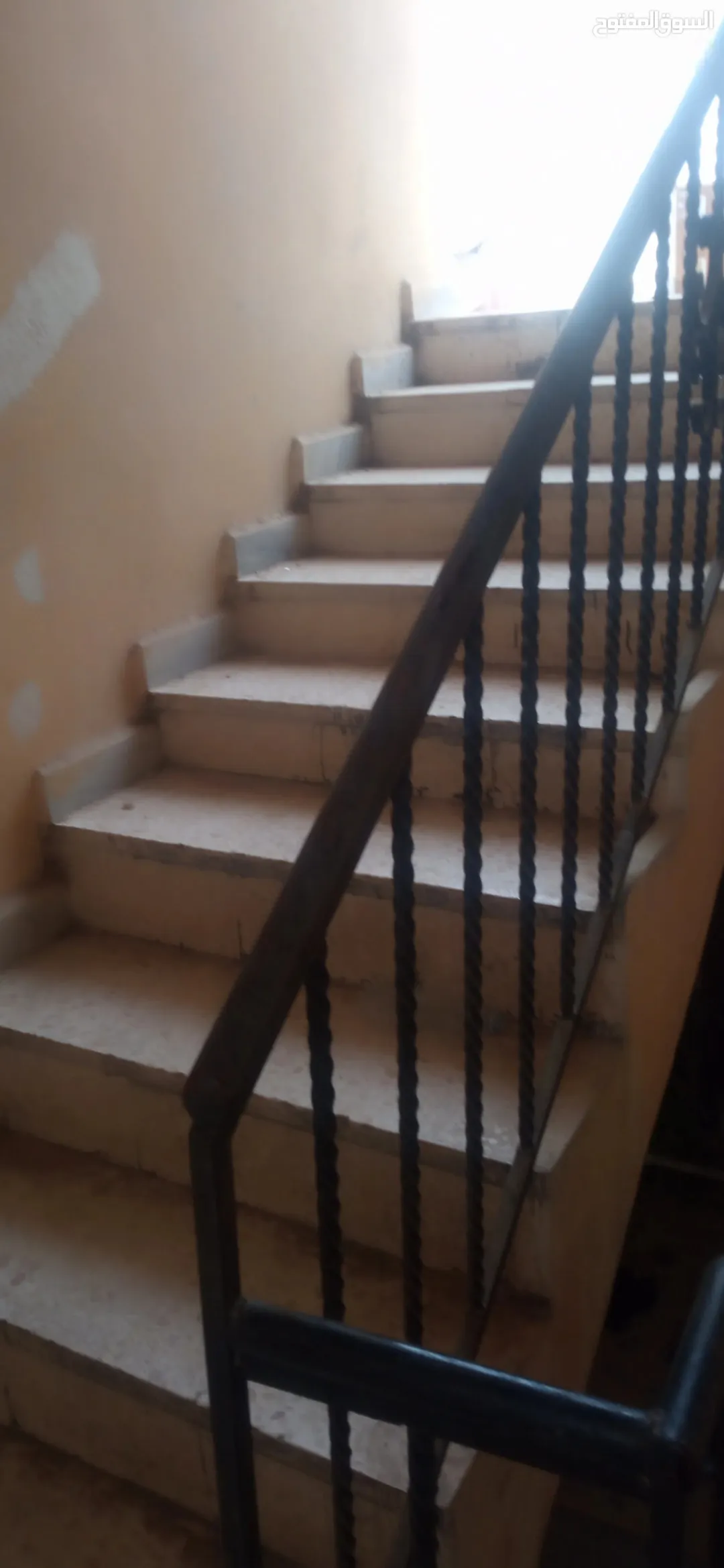 عمارة مكونة من طابقين ، ثلاث شقق