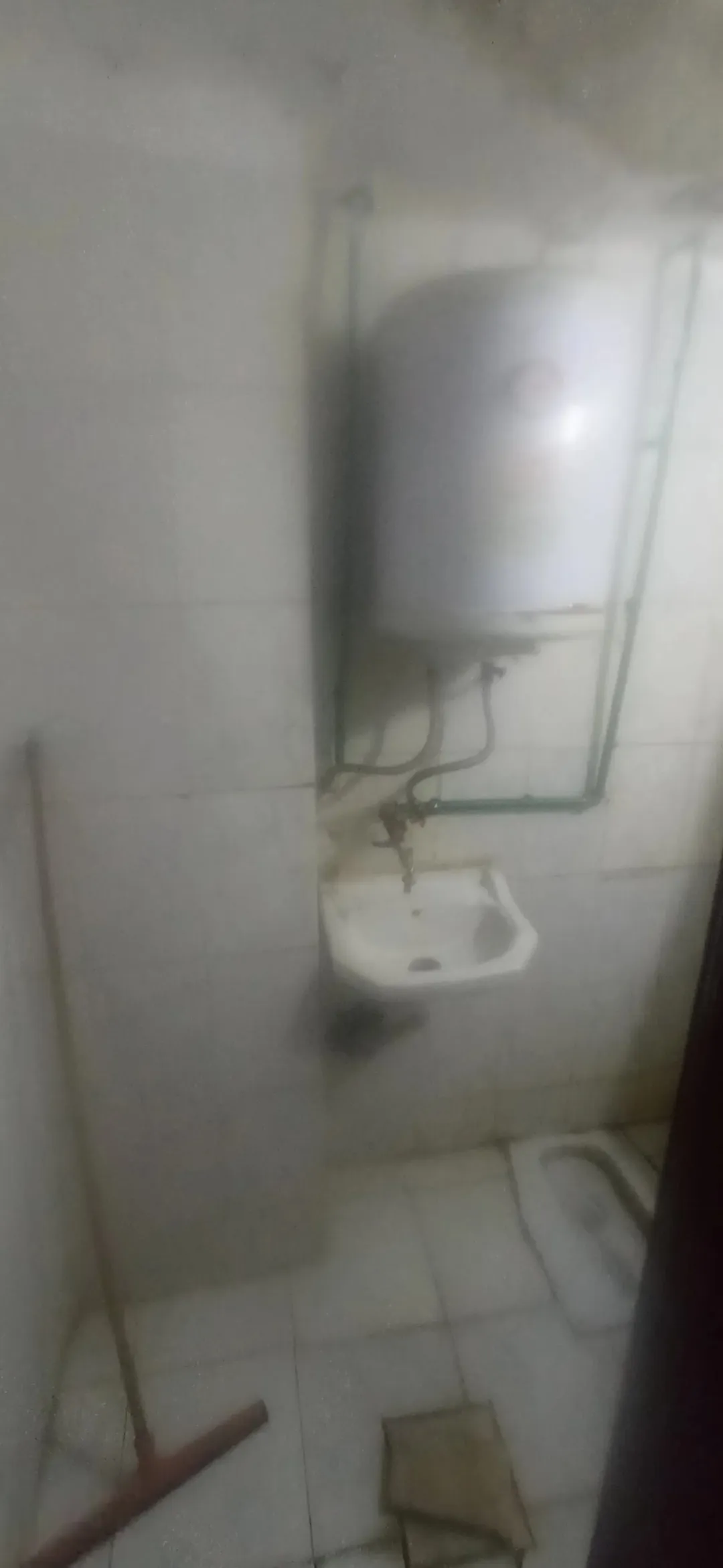 عمارة مكونة من طابقين ، ثلاث شقق