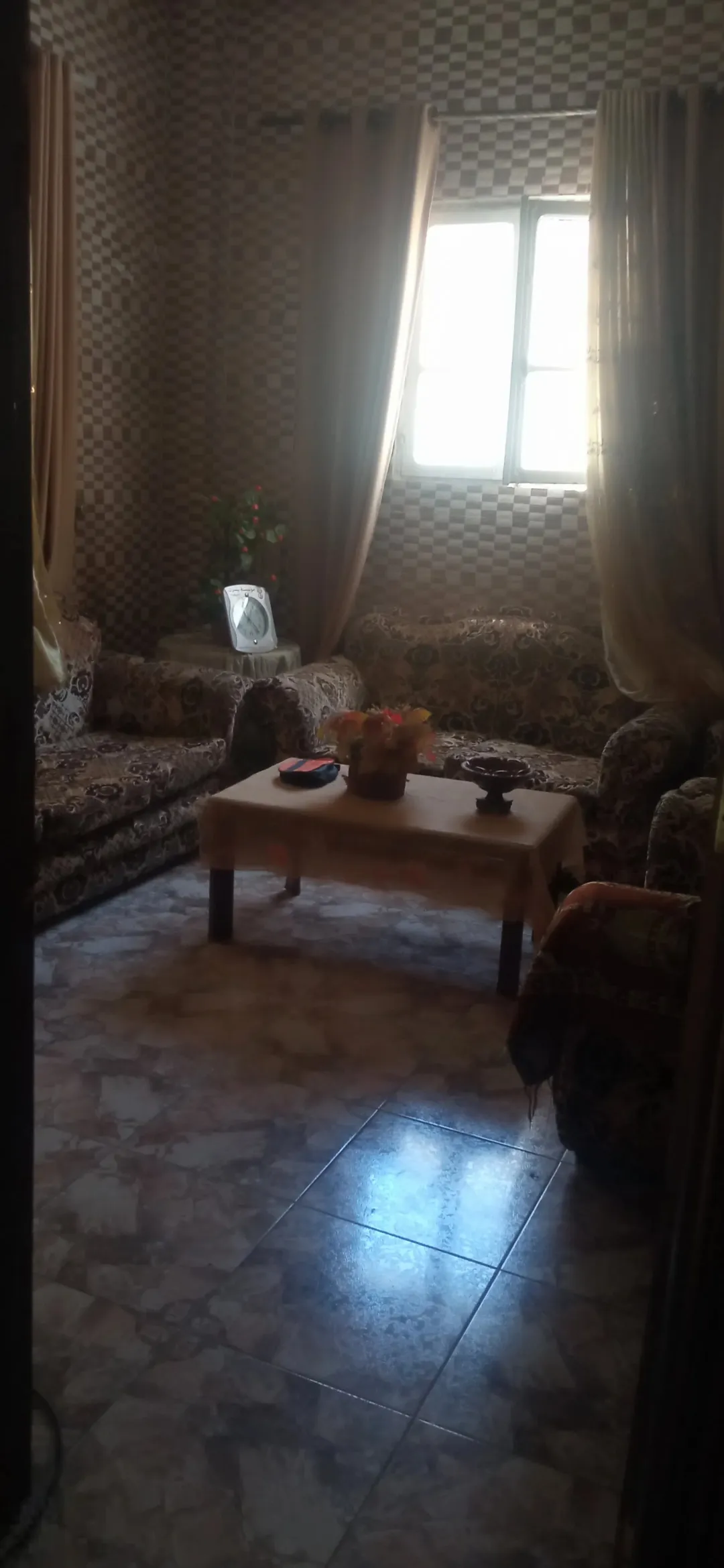 عمارة مكونة من طابقين ، ثلاث شقق