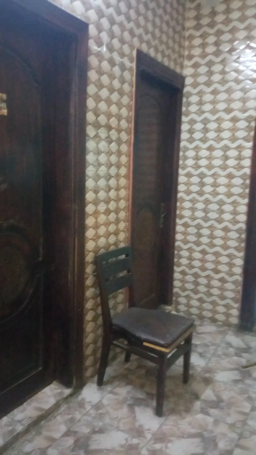 عمارة مكونة من طابقين ، ثلاث شقق