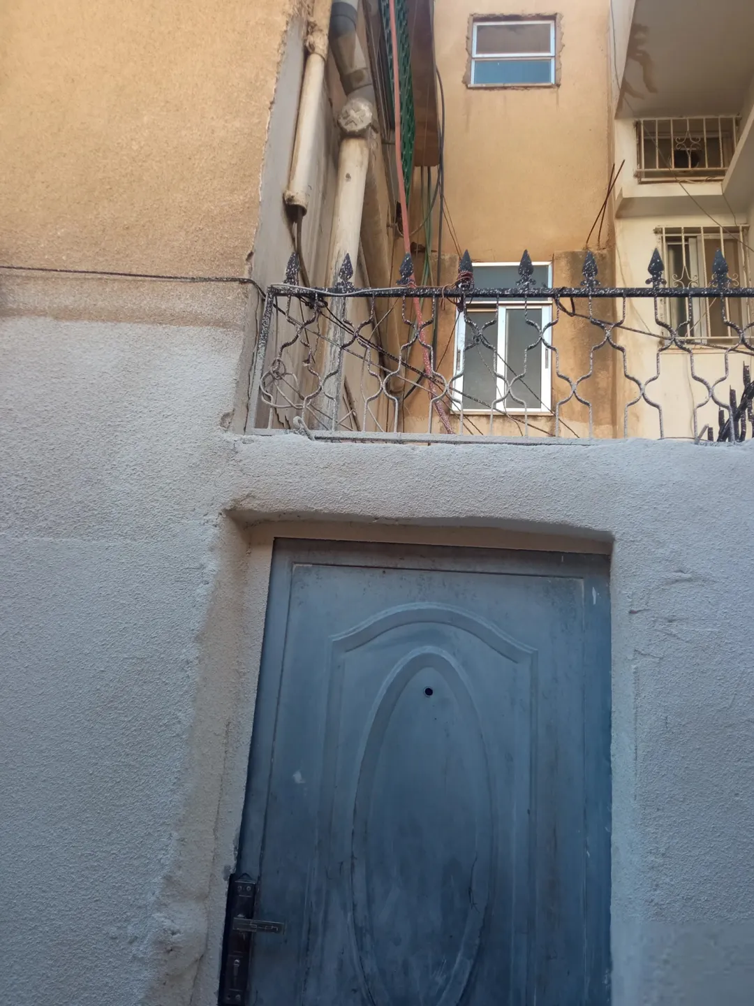 عمارة مكونة من طابقين ، ثلاث شقق