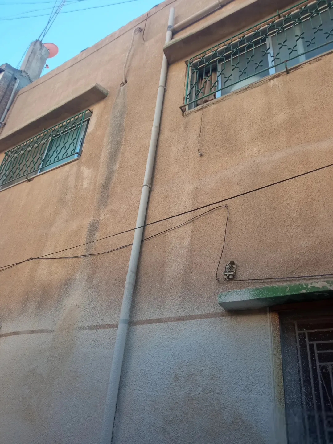 عمارة مكونة من طابقين ، ثلاث شقق