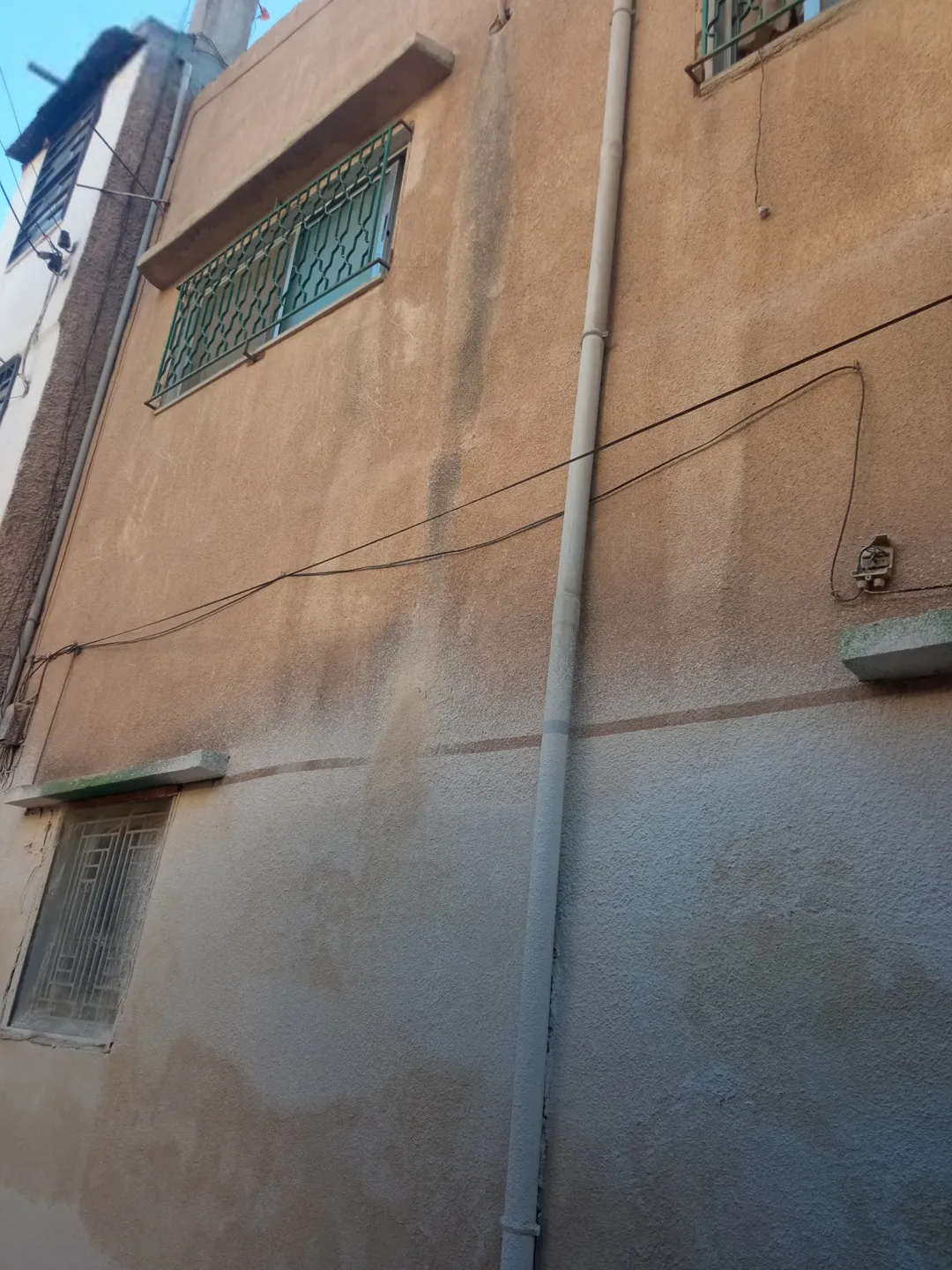 عمارة مكونة من طابقين ، ثلاث شقق
