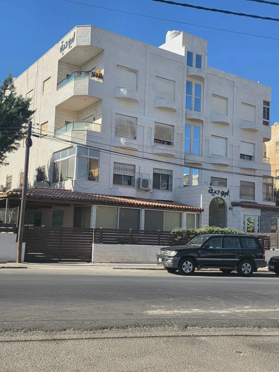 شقة في حي الرونق على شارع المطار كاشفة وغير مكشوفة للغير بجانبها فيلا قريبة على كامل الخدمات للبيع