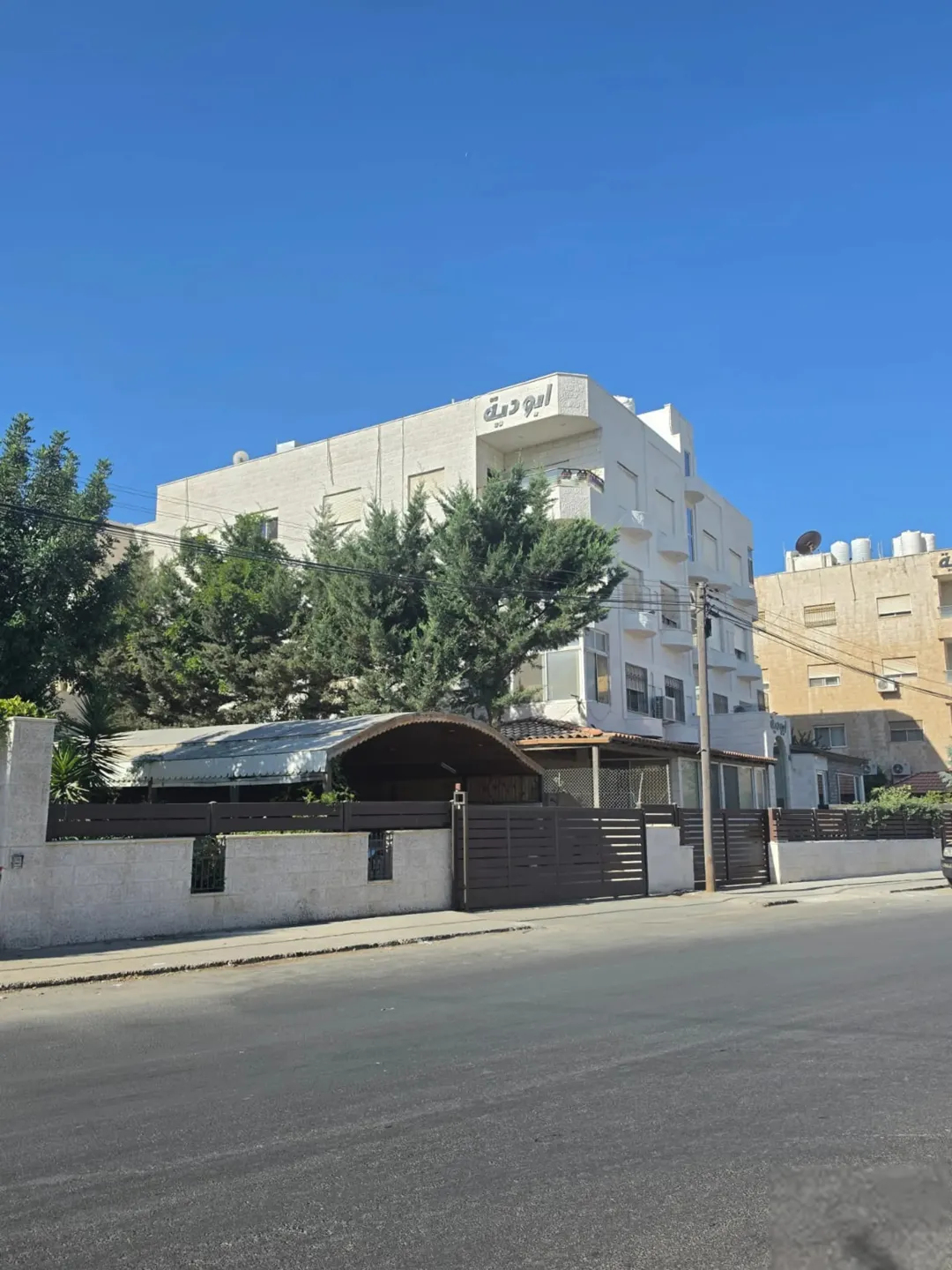شقة في حي الرونق على شارع المطار كاشفة وغير مكشوفة للغير بجانبها فيلا قريبة على كامل الخدمات للبيع