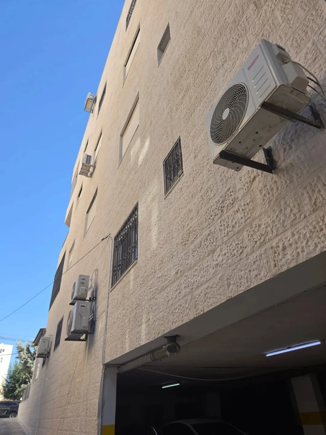 شقة في حي الرونق على شارع المطار كاشفة وغير مكشوفة للغير بجانبها فيلا قريبة على كامل الخدمات للبيع