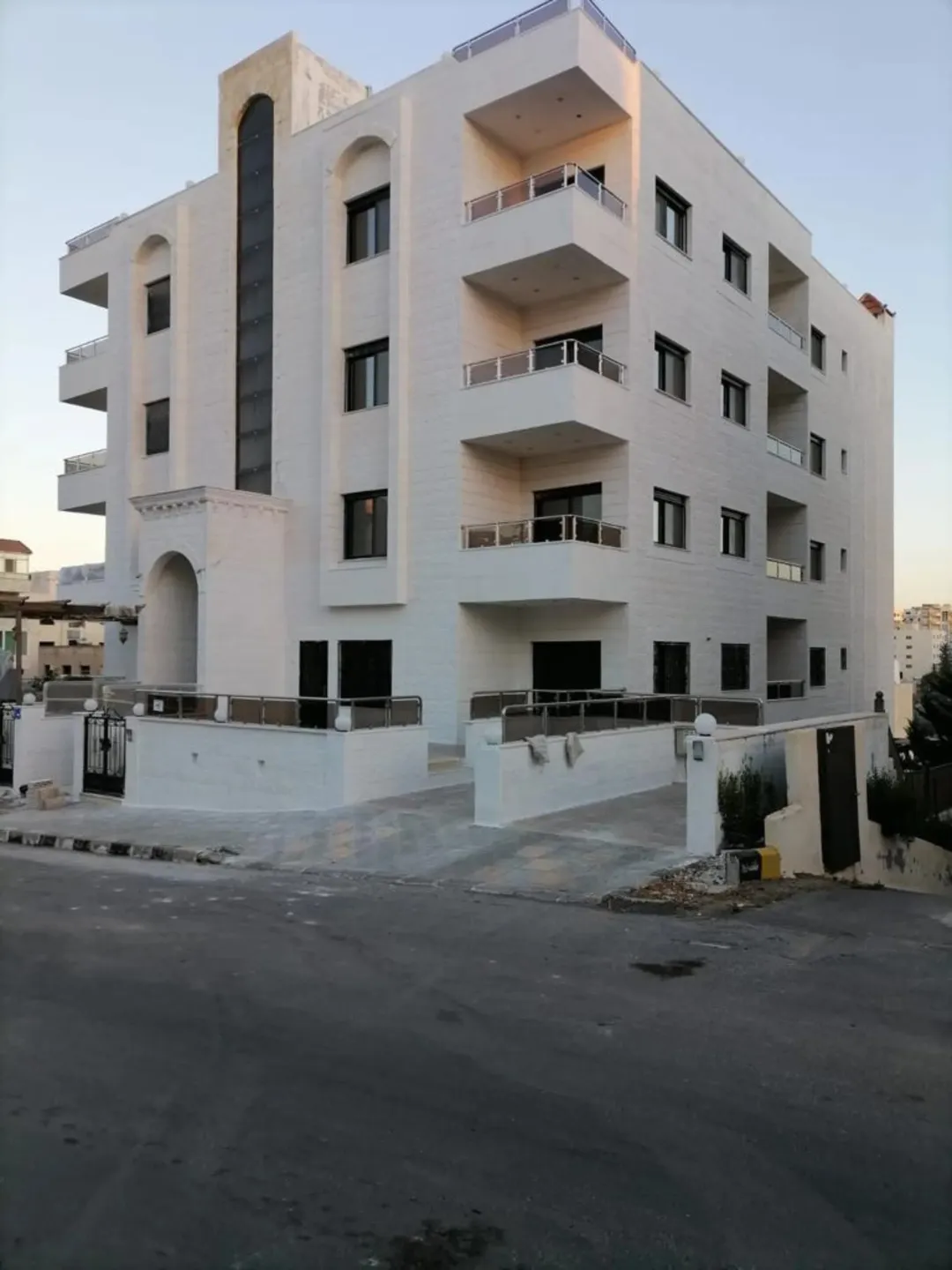 شقة فاخرة للبيع في عمان مرج الحمام