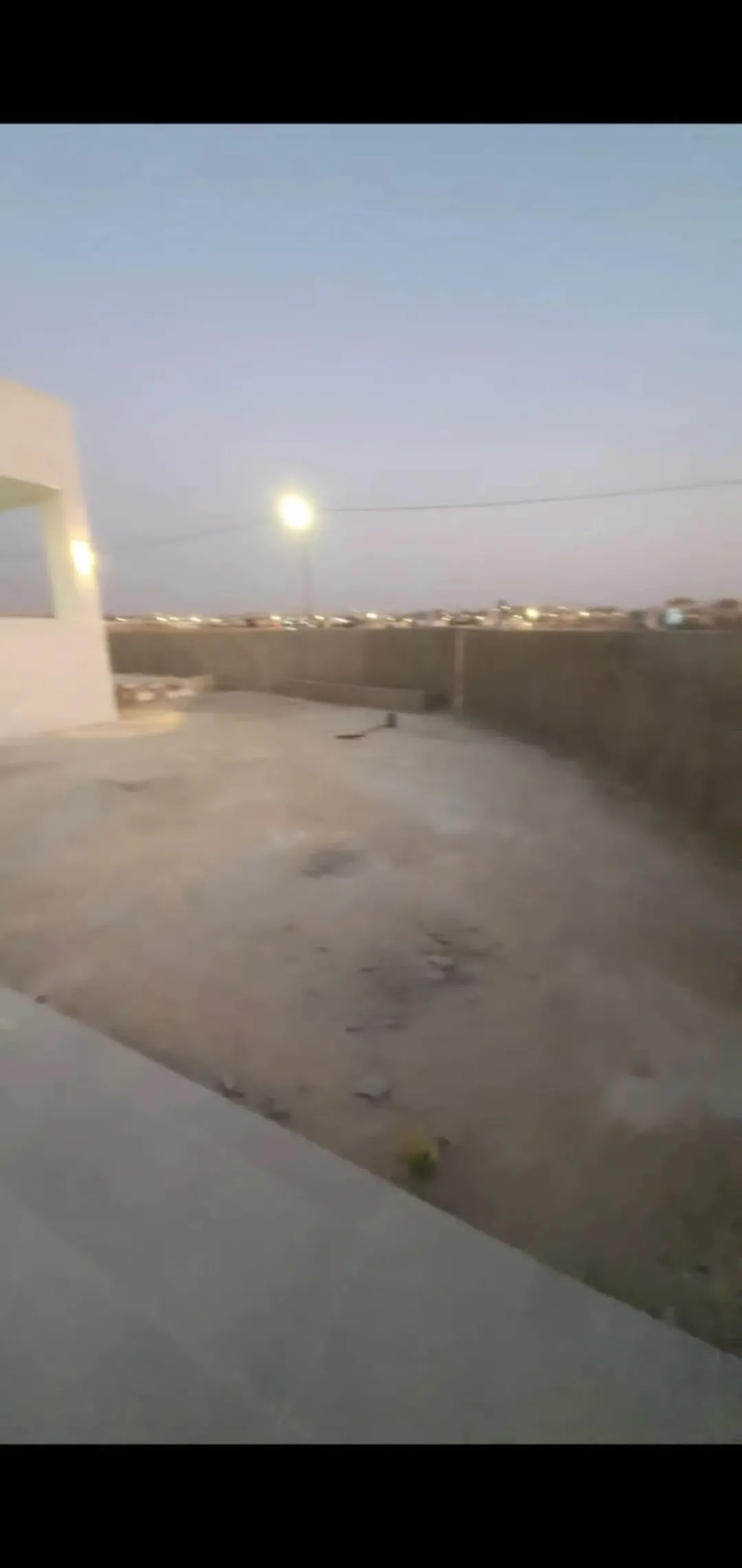 بيت مستقل للبيع مقسوم شقتين بناء جديد عمره تقريبا 3سنوات .منطقة هادئة واصلة مل الخدمات .هدوء وترس