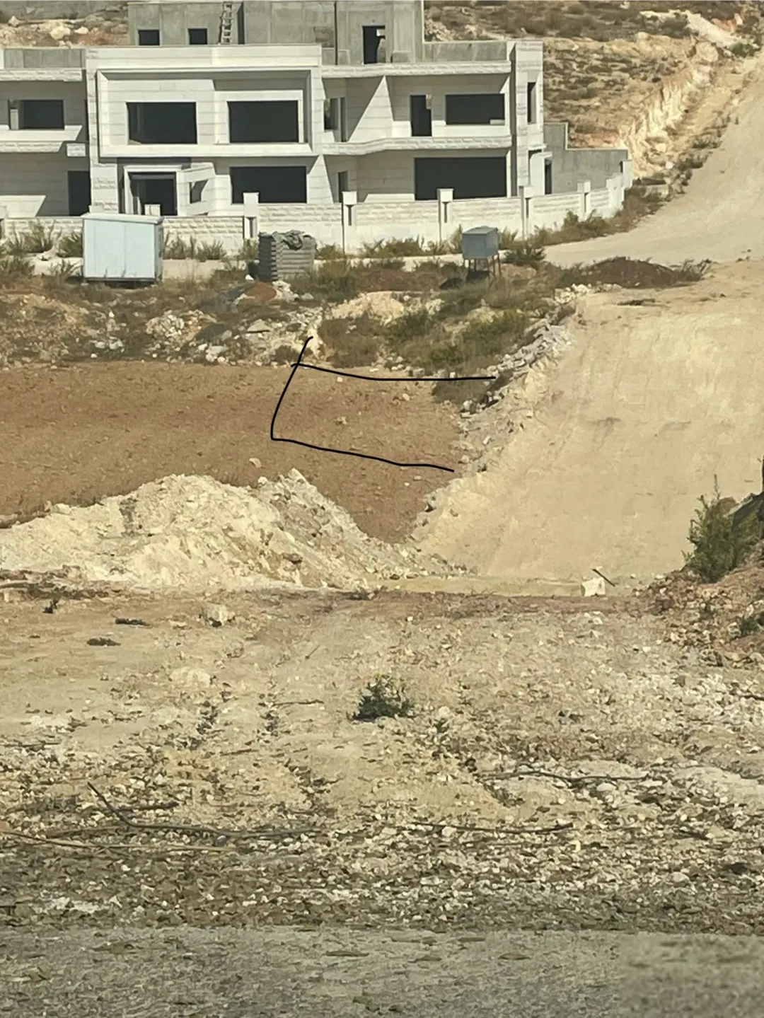 قطعة أرض للبيع في بلعاس موقع استثنائي بين البيوت الفخمة مثالية لبناء منزل أحلامك أو مشروع سكني متكامل