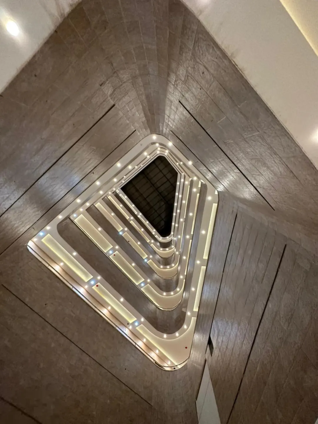 مجمع تجاري للبيع
