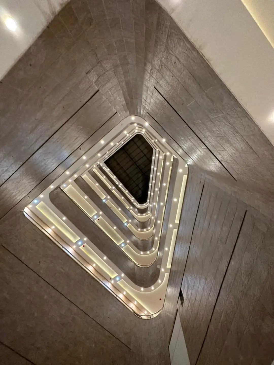 مجمع تجاري للبيع