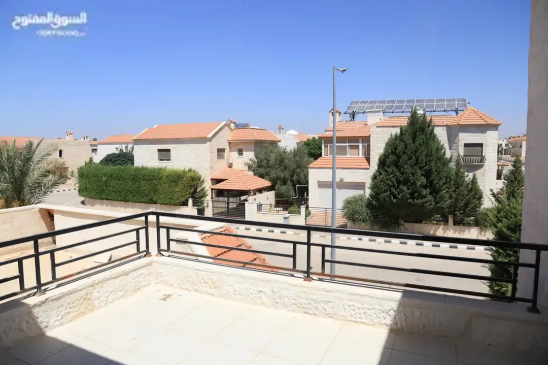 تملك فيلا العمر في ضاحية الأندلسية