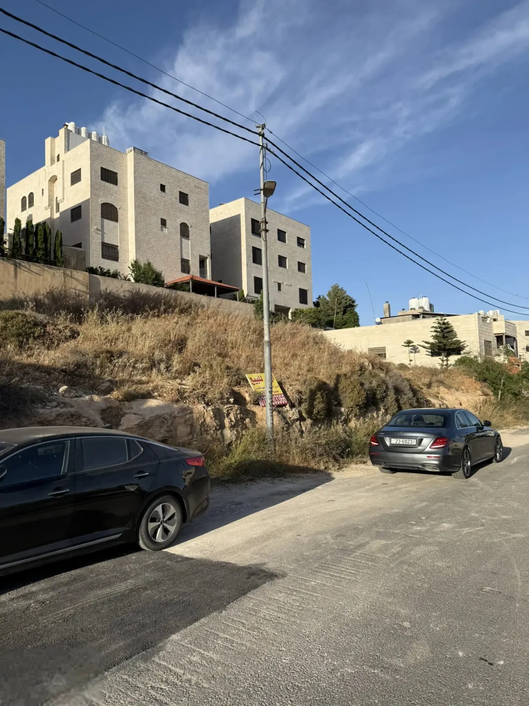 أرض سكنية مميزة في ضاحية الرشيد بالقرب من الكلية العلمية الإسلامية