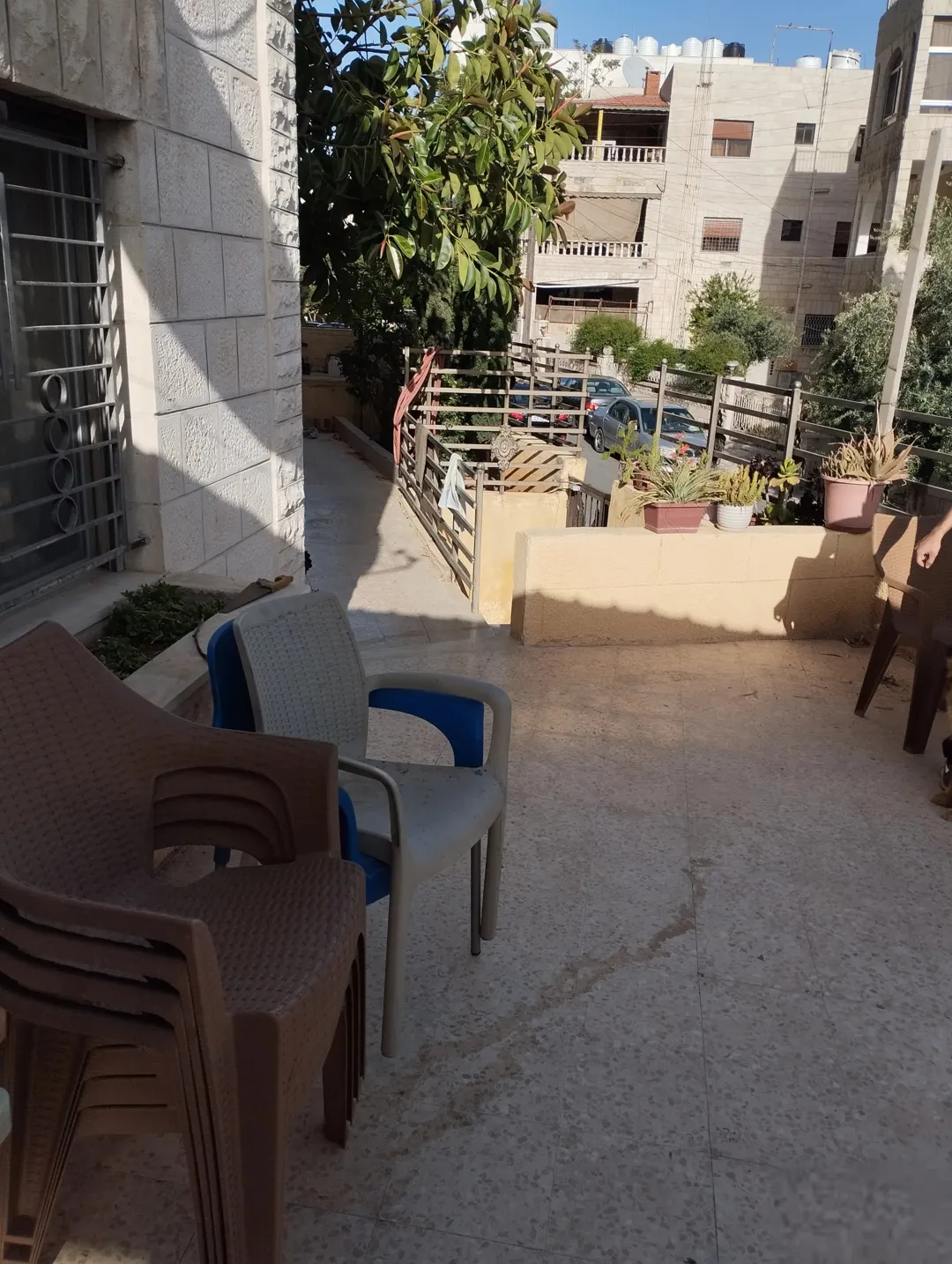 شقة للبيع جبل اللويبدة شبه أرضية مع ترس + استديو