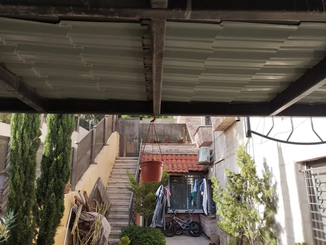 شقة للبيع جبل اللويبدة شبه أرضية مع ترس + استديو