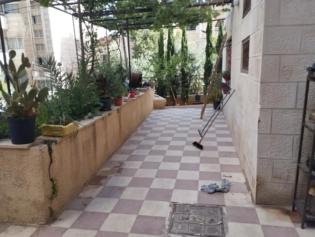 شقة للبيع جبل اللويبدة شبه أرضية مع ترس + استديو