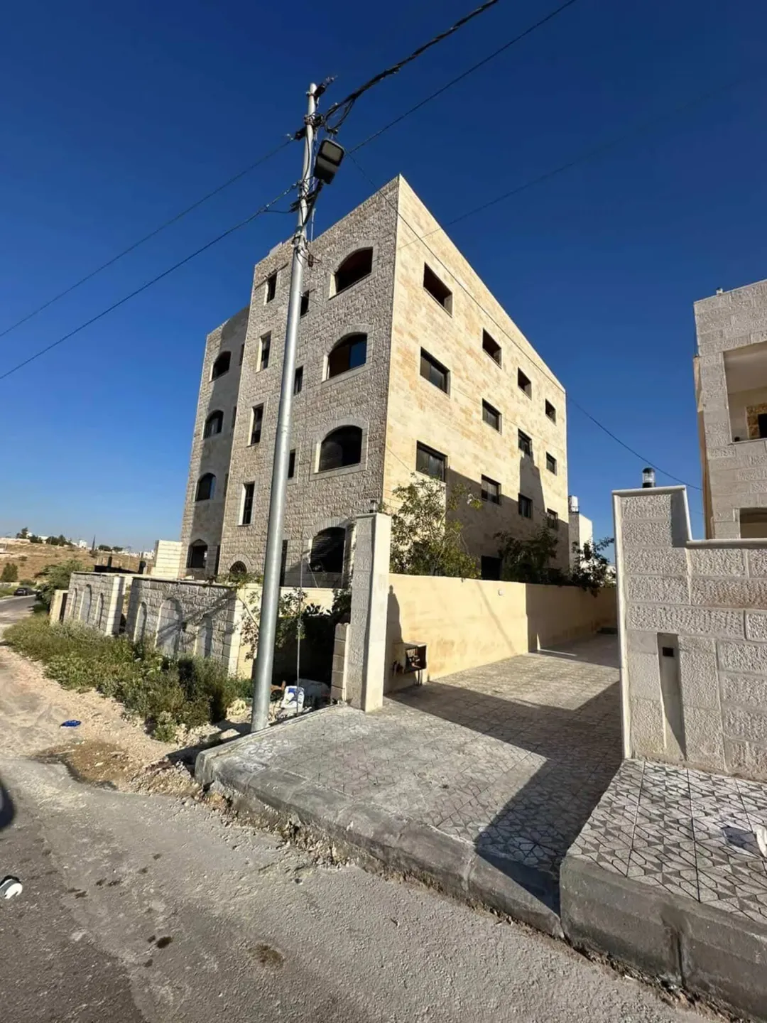 عمارة سكنية جديدة للبيع بالكمل في منطقة البيضاء