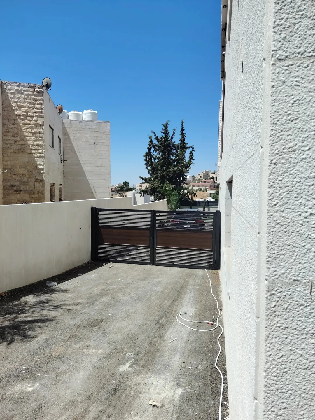 فيلا فاخرة للبيع في الفحيص – حوض الحمر بتصميم عصري ومواصفات عالمية