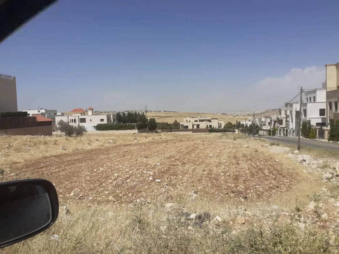 أرض سكنية للبيع في منطقة الظهير – طريق المطار