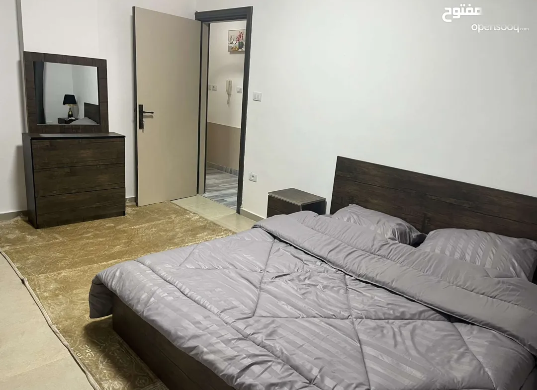 شقة مفروشة ساحرة للإيجار في الجبيهة خطوات من البوابة الشمالية للجامعة الأردنية تتميز بتصميمها الأنيق وعفويتها الكاملة – عمان الاردن | ID 732866