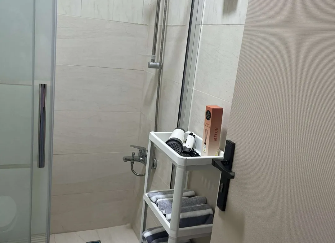 شقة مفروشة ساحرة للإيجار في الجبيهة خطوات من البوابة الشمالية للجامعة الأردنية تتميز بتصميمها الأنيق وعفويتها الكاملة – عمان الاردن | ID 732866